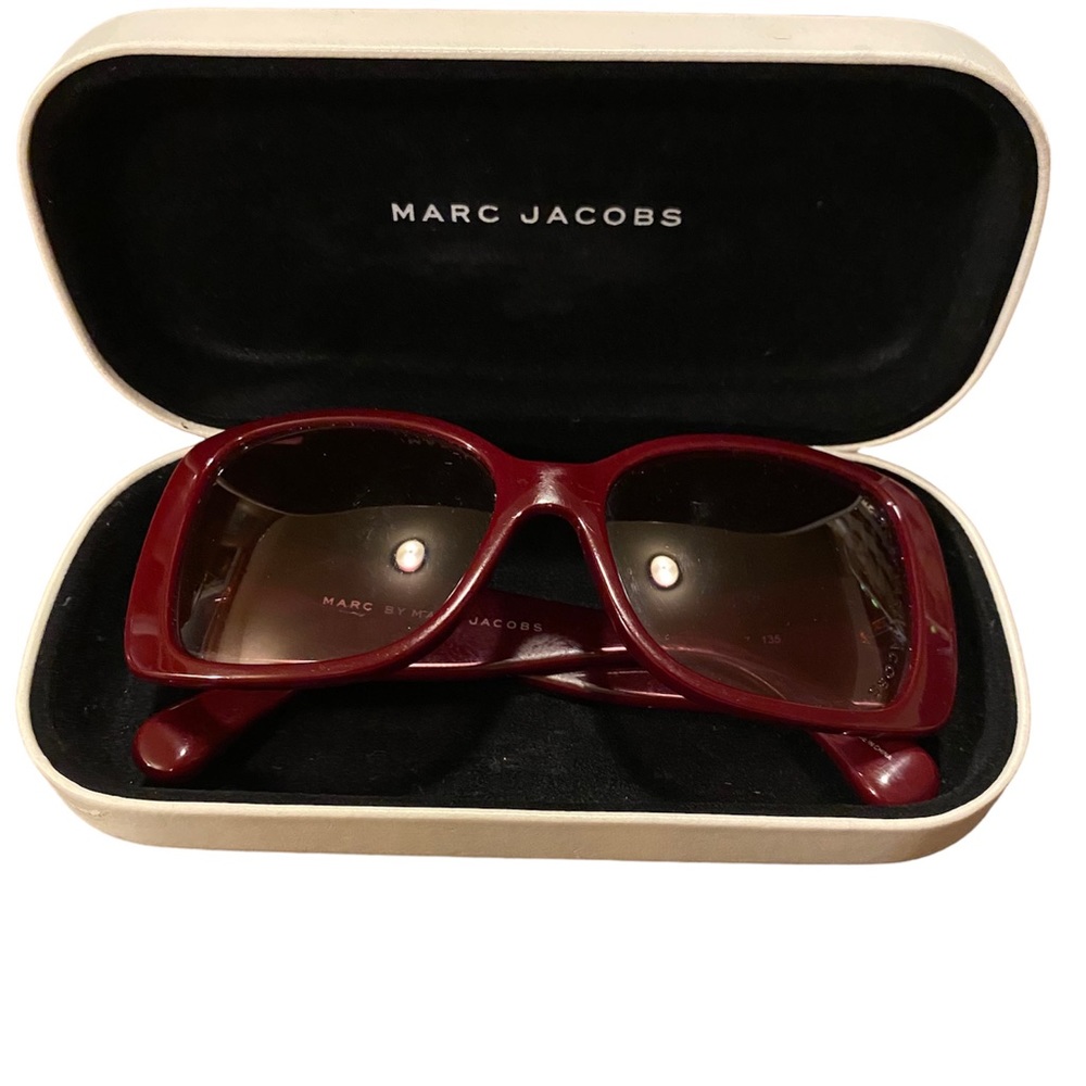 MARC JACOBS~Women’s Sunglasses Wine Burgundy Gold Hardware, Hard Clamshell Case